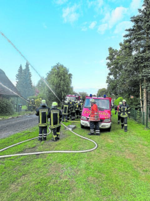 Die Feuerwehrleuten bei der Löschübung | Foto: Frank Ewald / FF Samtgemeinde Oldendorf-Himmelpforten