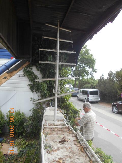 Bei der Rettung des Modells | Foto: Nenning