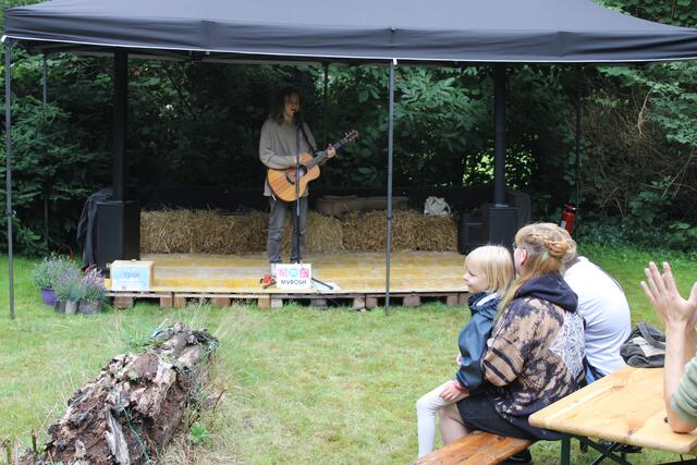 Popsänger "Mvrosh" eröffnete das Festival musikalisch auf der Gartenbühne | Foto: ce