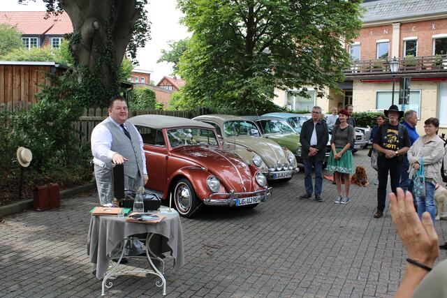 Nostalgie pur: Inmitten von "Schmuckstücken" des Oldtimer-Clubs Lüneburg sang René Könnig alias "Herr Könnig" zu Grammophon-Klängen Evergreens der 1920er und 1930er Jahre | Foto: ce