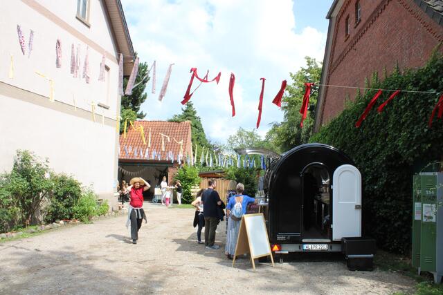 Auch der Parkplatz, der die Schauplätze miteinander verband, war festlich geschmückt | Foto: ce