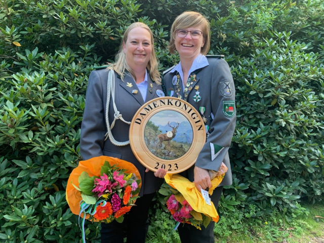 Die neue Damenkönigin Nadine Schwanitz (re.) mit ihrer Adjutantin Birgit Drewes | Foto: Kai Schwanitz