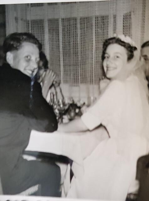 Elisabeth und Peter Henk auf ihrer Doppelhochzeit 1958. Auch Peter Henks Schwester wurde an dem Tag getraut.  | Foto: Henk