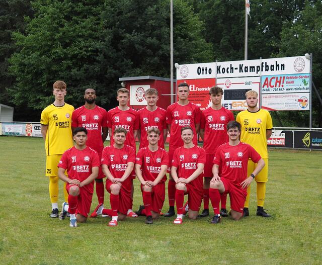 Verstärken das Team (vorne v. li.): Enrique Ordonez (Niendorfer TSV U19), Torben Rembacz (Harburger TB), John Cassel (SG Scharmbeck-Pattensen), Vincent Lewandowski (TV Welle), Luca Knobloch (hatte pausiert), Lasse Lader (hinten v. li.): Niendorfer TSV U19), Andre Fricke (TV Meckelfeld), Niklas Schulz (Harburger TB), Patrick Böhmker (Hannover 96 U19), Bastian Wohler (eigene Jugend), Liam Falinski (eigene Jugend) und Mats Haase (eigene Jugend). Es fehlt: Samed Škrijelj (FC St. Pauli U19)