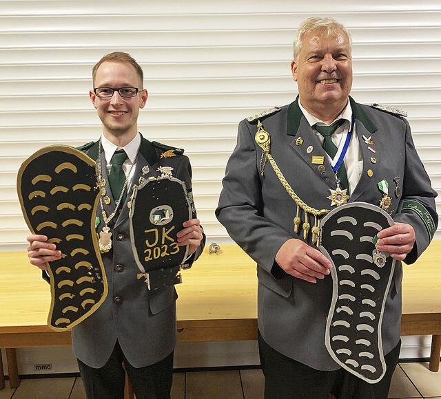 Jona Höhn (li.) ist neuer Jubiläumskönig, Friedhelm Schneider schoss den silbernen Flügel ab | Foto: Verein