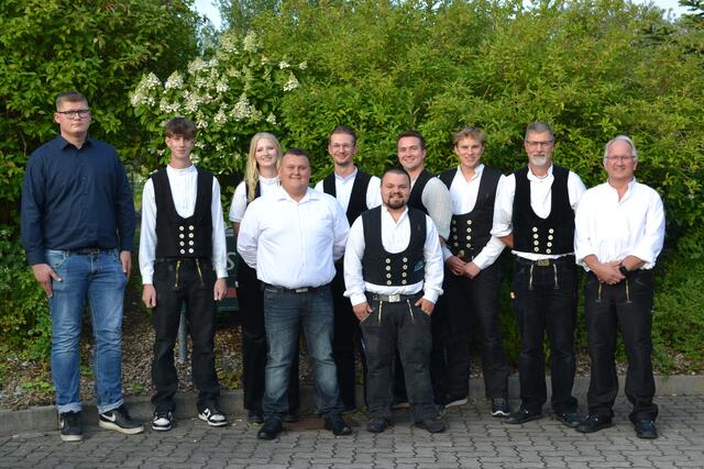 Die frisch gebackenen Dachdecker-Gesellen mit Lehrlingswart Bertram Struwe (re.) | Foto: bim