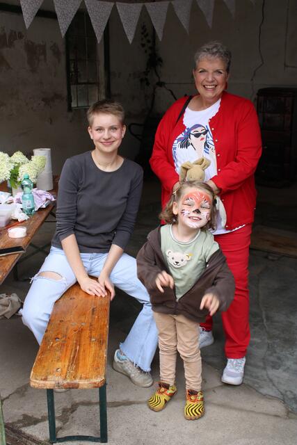 Emilie Tacke (li.) bot Kinderschminken an und verzierte auch das Gesicht von Tom-Fiete (4). Dessen Oma Marina Petersen war begeistert | Foto: ce