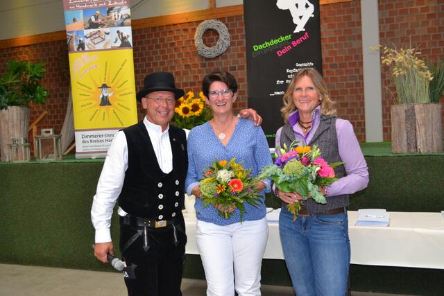 Sven Balck überreichte Tanja Ruschmeyer von der Geschäftsstelle der Kreishandwerkerschaft (Mi.) und seiner Frau Su einen Blumenstrauß | Foto: bim