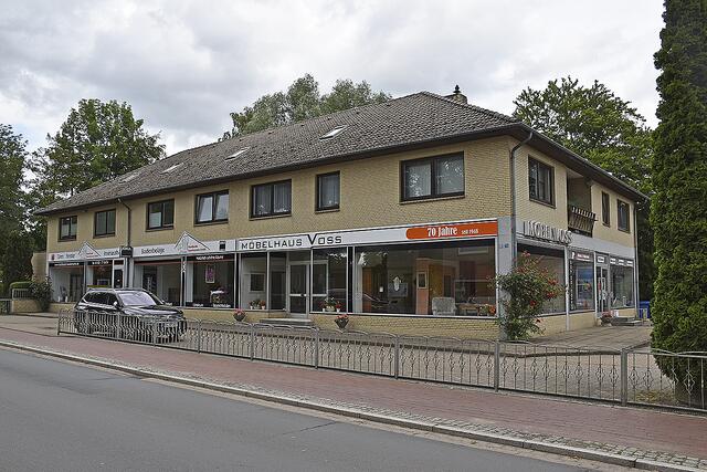 Das Gebäude an der Brückenstraße 23 bis 25 mit zwei weiteren Betrieben  | Foto: Axel-Holger Haase