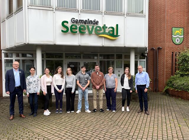 Vor dem Rathaus (v. li.): Seevetals Allgemeiner Verwaltungsvertreter Mike Wille, die Auszubildenden Jamie Stahlberg, Kim Kruse, Lucia Vogel, Marisa Schiller, Henri Albrecht und Milan Rösner, Ausbildungsbetreuerin Anja
Lege, Vanessa Eckhoff (Auszubildende im dritten Lehrjahr, Unterstützung der Ausbildungsbetreuung) und Ausbildungsleiter Maic Häßler | Foto: Gemeinde Seevetal