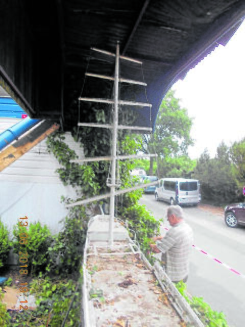 Bei der Rettung des Modellsegelschiffs | Foto: Nenning