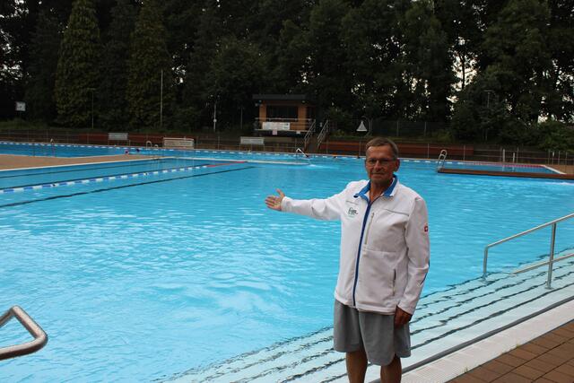 Auch in vielen Freibädern herrscht wetterbedingt Besucherflaute: Hier steht Salzhausens Waldbad-Leiter Peter Verdonck vor nahezu leeren Becken | Foto: ce