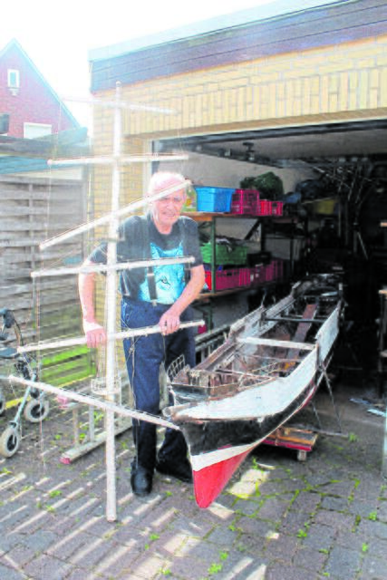 Werner Nenning mit dem Modell der "Passat", das er aus den Trümmern der "Kajüte" rettete. Einer der vier Maste zeigt, wie groß das Modell einmal war | Foto: pm