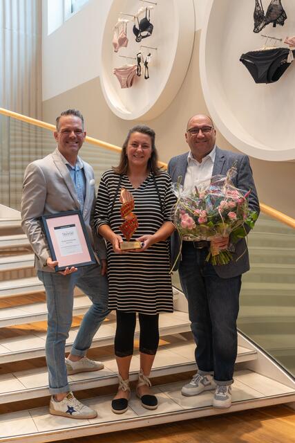 Abteilungsleiterin Sylvia Pochert mit Sven Blankenstein (li., District Manager DACH bei TRIUMPH) und Dirk Solleder (Head of Wholesale Field &amp; Distance Retail bei TRIUMPH) bei der Preisübergabe in Buxehude | Foto: Stackmann