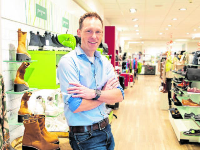 Björn Dehning empfiehlt den Besuchern, die tollen Angebote im Schuhbereich vom Schuhhaus Dehning zu nutzen | Foto: Dehning