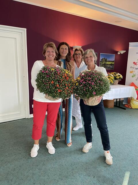 Die glücklichen Siegerinnen aus dem letzten Jahr. Sabine Heinze (li), Bettina Jungermann (Mi.), Anette Kosakowski (hi. re.), Erika Sutter-Velten (re.) | Foto: Bettina Jungermann