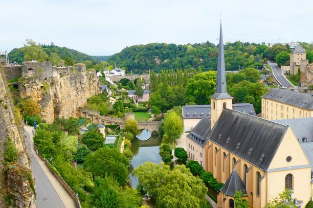 Blick von der Luxemburger Oberstadt auf die Unterstadt Grund und die Festungsanlagen. | Foto: jd