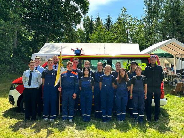 Die aktuelle Jugendabteilung der Feuerwehr Leversen-Sieversen vor dem neuen MTF im Zeltlager in Schweden | Foto: Feuerwehr Leversen-Sieversen