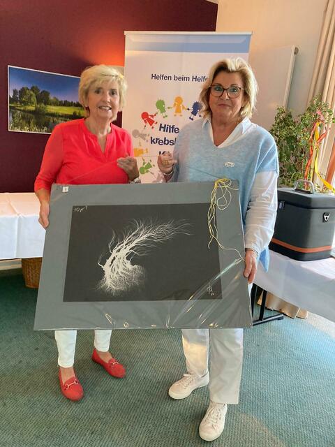 Die Gewinnerin der Tombola, Antje Dankers (li.) mit der 1. Vorsitzenden des Hilfe für krebskranke Kinder Seevetal e.V. , Annette Kosakowski  | Foto: Bettina Jungermann