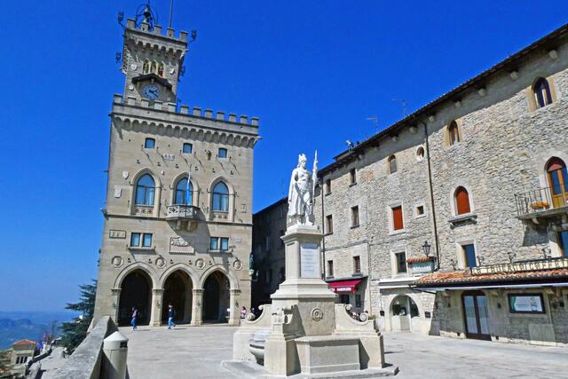 Der Regierungspalast von San Marino beherbergt auch das Parlament der kleinen Republik. Die Aussicht vom Vorplatz ist grandios. | Foto: jd