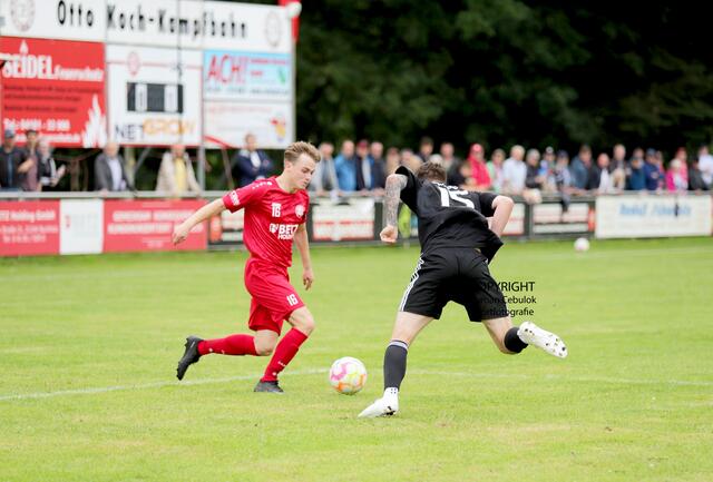 Der Buchholzer John-Ruben Cassel (li.) behauptet den Ball gegen den Hamburger Jan Kämpfer | Foto: cc