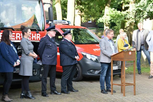 Bei der Vorstellung des neuen Fahrzeuges: Samtgemeinde-Bürgermeister Wolfgang Krause (re.) und weitere Gäste | Foto: Mathias Wille