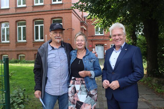 Hochschulpräsident Prof. Dr. Ingo Hadrych gratuliert dem Paar zur goldenen Hochzeit