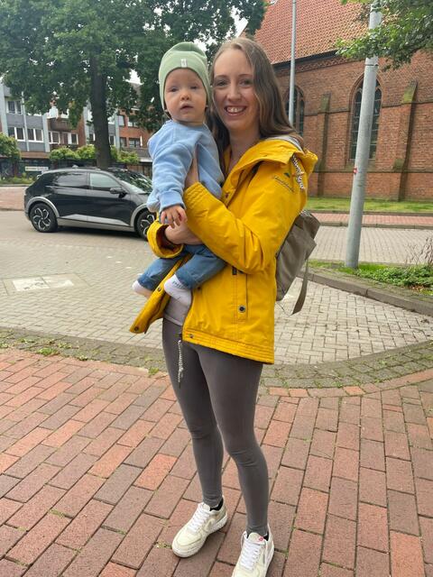Saskia Schulz (32) mit dem kleinen Levi aus Buchholz  | Foto: sra 