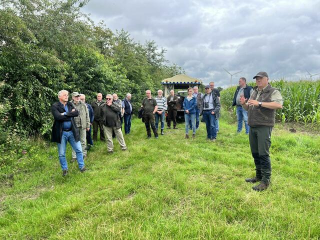 Jäger Jens Hariefeld (re.) erklärt bei einem Vor-Ort-Termin, wie das Artenschutzprojekt umgesetzt wurde | Foto: Daniel Beneke / LK Stade
