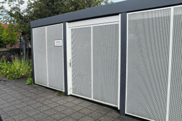 An dem Schild links neben der Eingangstür ist vermerkt, dass die Tür immer verschlossen zu halten ist | Foto: Axel-Holger Haase