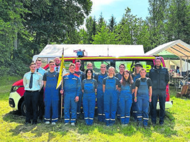 Die aktuelle Jugendabteilung der Feuerwehr Leversen-Sieversen vor dem 
neuen MTF im Zeltlager in Schweden | Foto: Feuerwehr Leversen-Sieversen