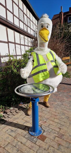 Als die Spielgeräte im Mai eingebaut wurden, hat sich Stadtmaskottchen Luhi sehr gefreut | Foto: Stadt Winsen