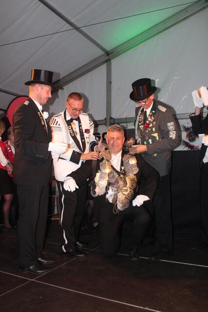 Die Königskette wird angelegt