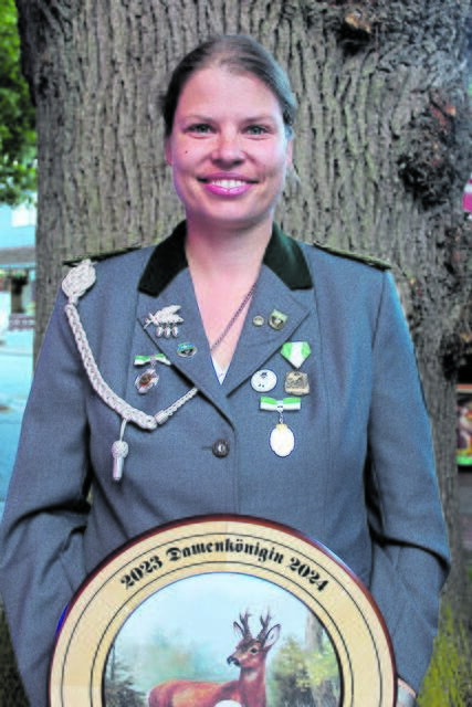 Die neue Damenkönigin aus Ramelsloh, Magdalena Gerner (38), freut sich über ihren Sieg | Foto: sra