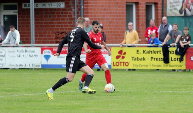 In dieser Szene blieb der Buchholzer Milaim Buzhala (re. am Ball, Torschütze zum 3:1) Zweikampfsieger gegen Yannick Siemsen vom ETSV Hamburg, der in der Nachspielzeit noch zum 2:4-Endstand verkürzen konnte | Foto: cc