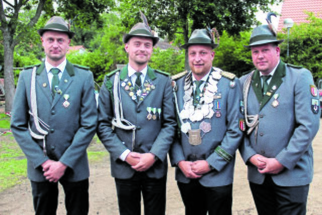 Der neue König aus Ramelsloh, Philipp Geyer (zw. v. re.) mit seinen Adjutanten Hendrik Hartig (li.), Christian Hartig (zw. v. li.) und Jonas Peters | Foto: sra