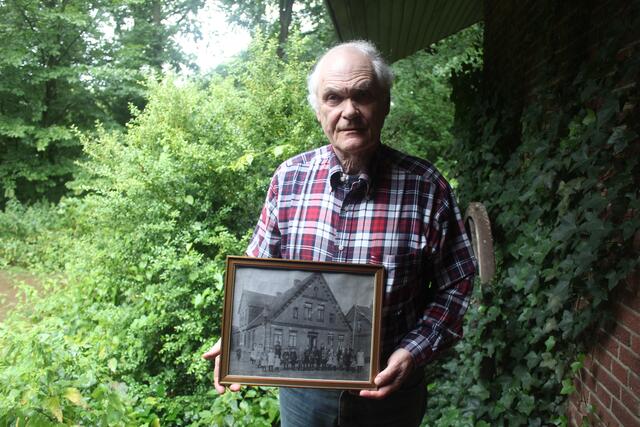 Ludwig Stölting mit einem Bild von seinem Elternhaus in Altkloster