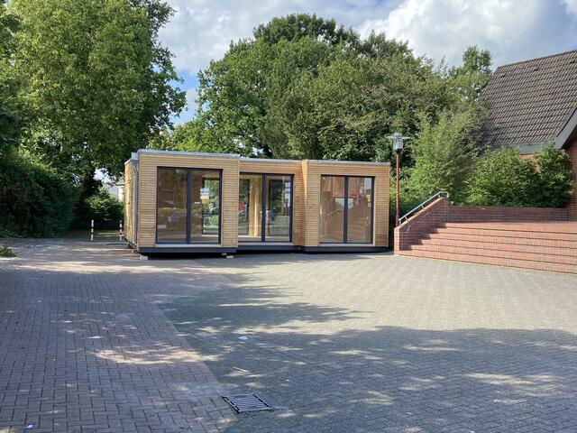 Die Pop-up-Box kurz nach ihrem Aufbau neben dem Dorfhaus in Maschen. | Foto: Gemeinde Seevetal