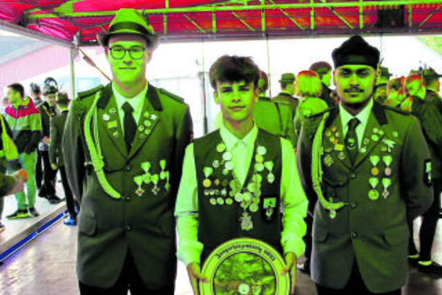 Jungkönig Piero Bonsignore (18, Mi.) mit seinen beiden Adjutanten Tom Heuer (19,li.) und Gani Singh (18). Dank Starkregen fand die Proklamation im Licht des Autoscooters statt, was der Stimmung aber keinen Abbruch tat.   | Foto: sra