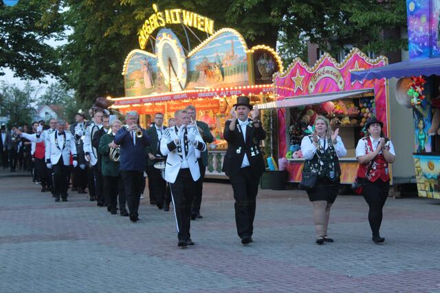 Die Schützen marschieren auf dem Festplatz ein