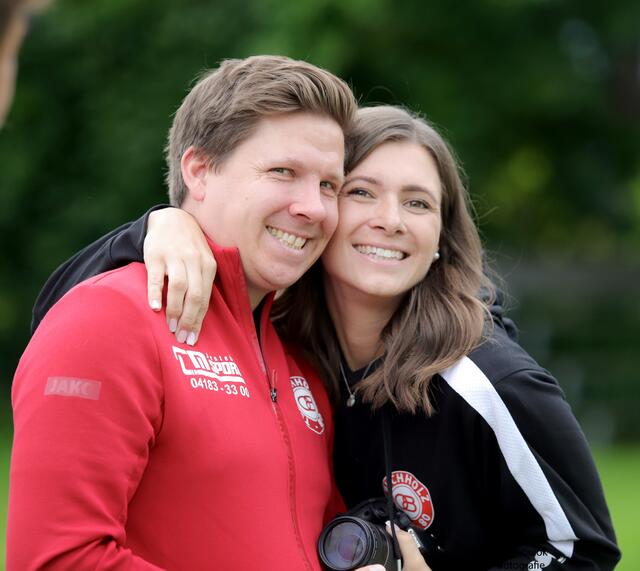 Viermal Grund zum gemeinsamen Jubeln hatten auch 08-Teammanager Julian Kühn und Medienbeauftragte Miriam Kartzig | Foto: cc