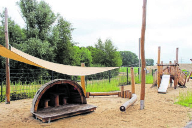 Auch im Außenbereich sind die Spielgeräte überwiegend aus Holz | Foto: sb