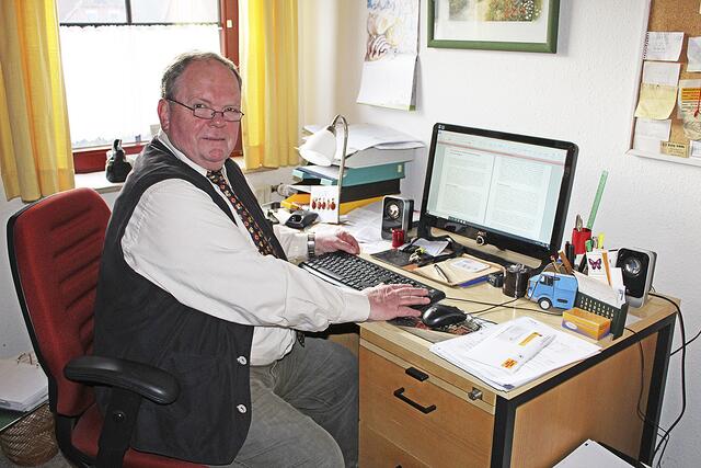Autor Joerg Stallbaum in seinem Arbeitszimmer | Foto: ce
