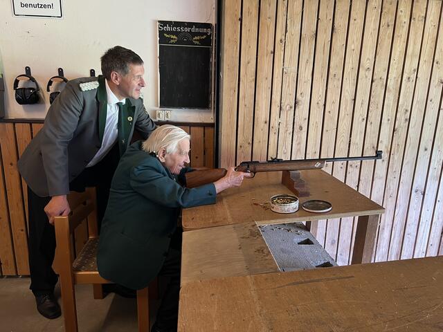 Heinz Bauer (103 Jahre), erster Schützenkönig des Vereins (1950) beteiligt sich unter Aufsicht von Präsident Karl-Ludwig von Danwitz, am Vogelschießen | Foto: Karin Meyer