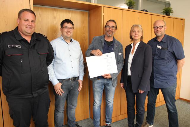 Im Winsener Kreishaus: der neue Ärztliche Leiter Dr. Ulrich Trapp (Mi.) und Kreisrätin Annerose Tiedt mit (v. li.) Rettungsleitstellen-Leiter Oliver Lange, Kai-Martin Pöllmann, Leiter der Abteilung Rettungsdienst, Brand- und Katastrophenschutz sowie Arne Wächter-Meinel, Leiter der Rettungsdienstgesellschaft | Foto: Landkreis Harburg