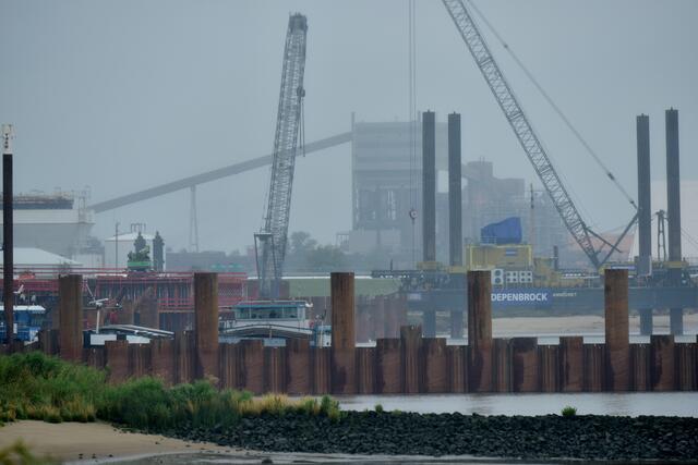 Hier entsteht unmittelbar am Industriegebiet Bützfleth der Anleger für das LNG-Terminal | Foto: Malte Neumann