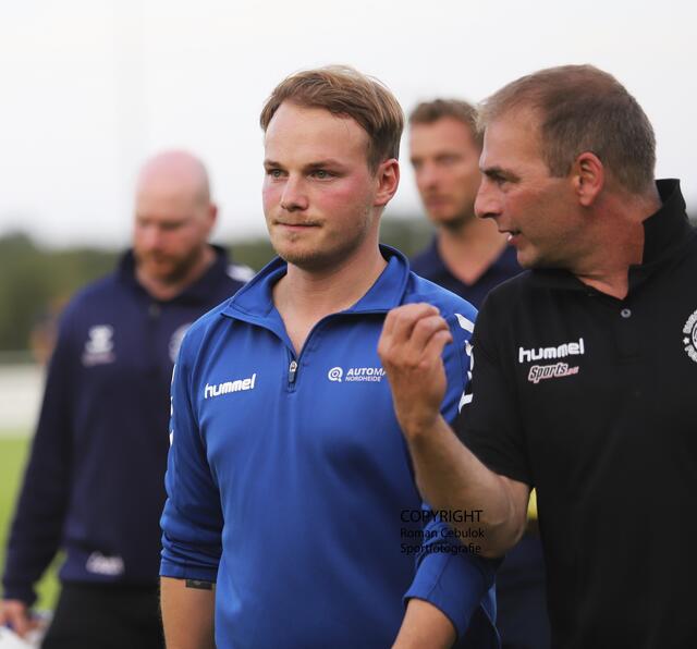 BFC-Trainerduo Bent Ole Jensen (li.) und Volker "Haui" Wölper  im Gespräch in der Halbzeitpause | Foto: cc