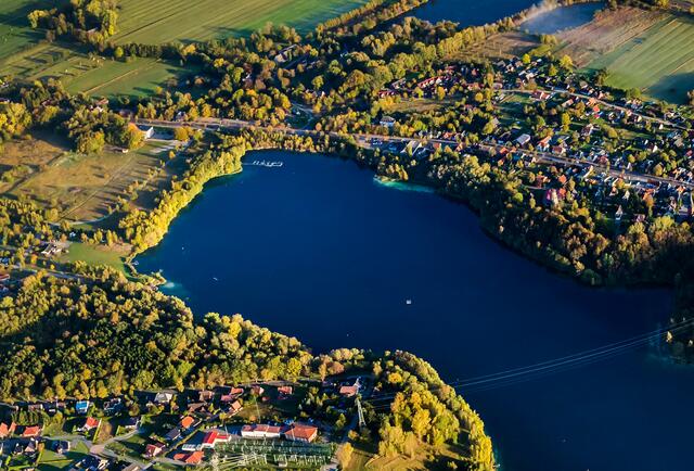 Die Kreidesee von Hemmoor. Am linken Seeufer befindet sich in der unteren Ecke die Tauchbasis. | Foto: Martin Elsen / nord-luftbilder.de