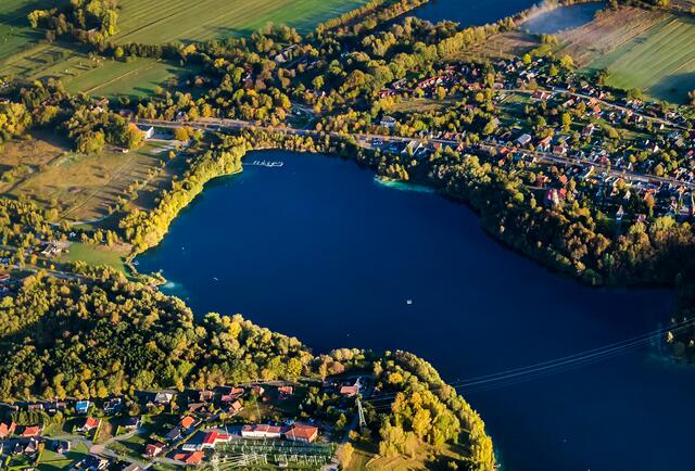 Die Kreidesee von Hemmoor. Am linken Seeufer befindet sich in der unteren Ecke die Tauchbasis. | Foto: Martin Elsen / nord-luftbilder.de