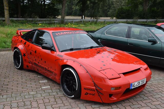 Ein sehr seltener Nissan SX 200 mit Tuninganbauten und besonderer Lackierung sowie Saison-Kfz-Kennzeichen | Foto: Axel-Holger Haase